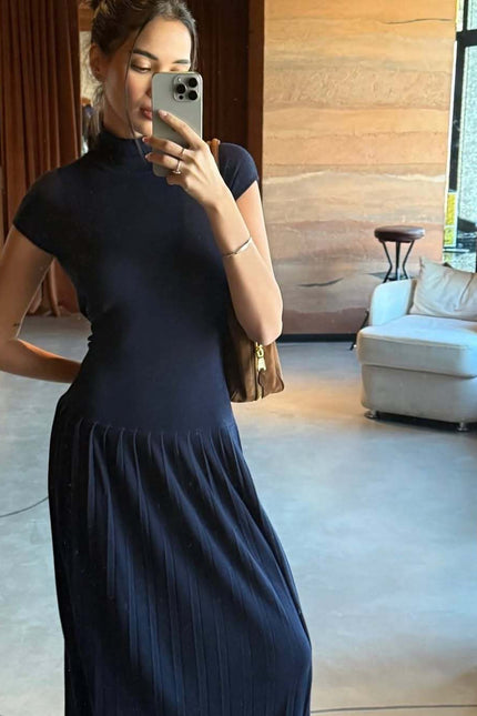 Long Dress – Sleek Look for Warm Evenings Out