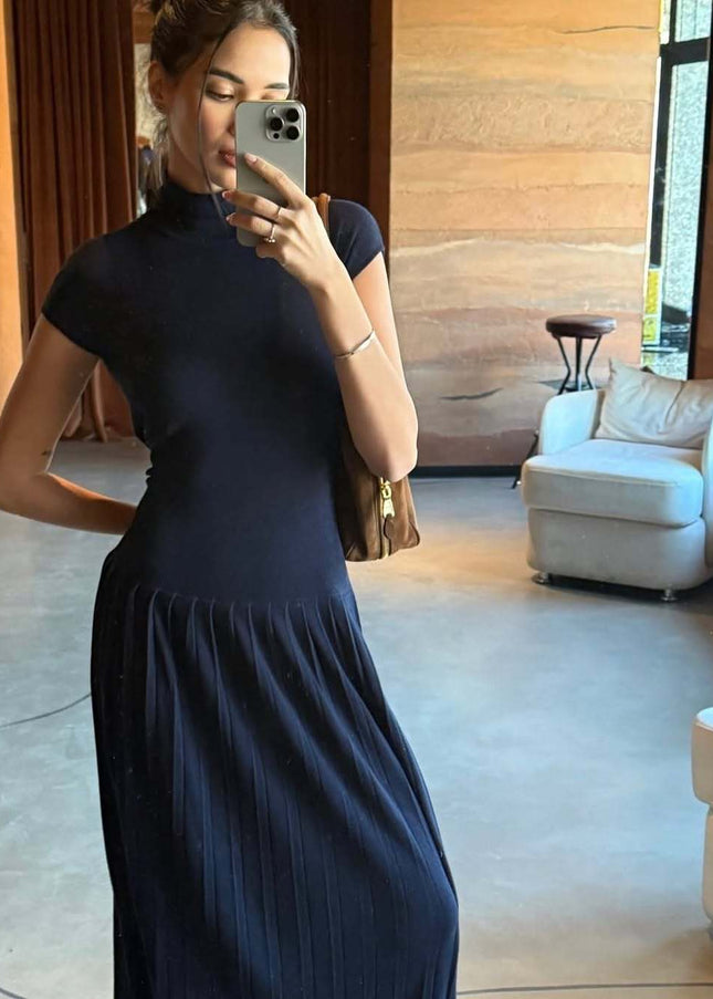 Long Dress – Sleek Look for Warm Evenings Out
