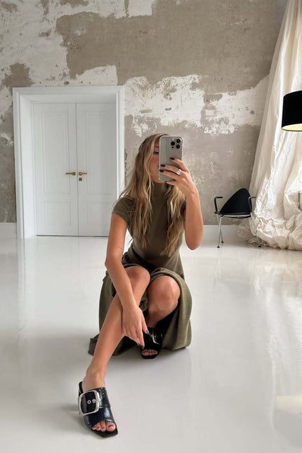 Long Dress – Sleek Look for Warm Evenings Out