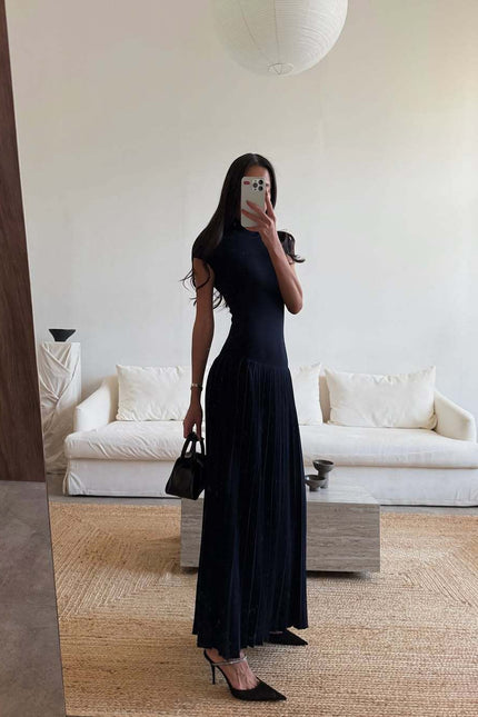 Long Dress – Sleek Look for Warm Evenings Out