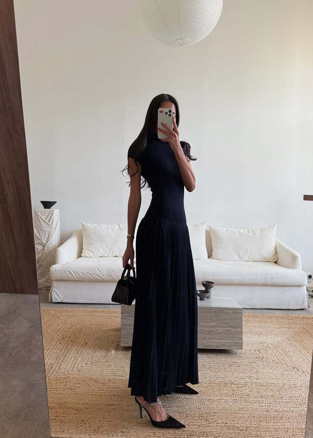 Long Dress – Sleek Look for Warm Evenings Out