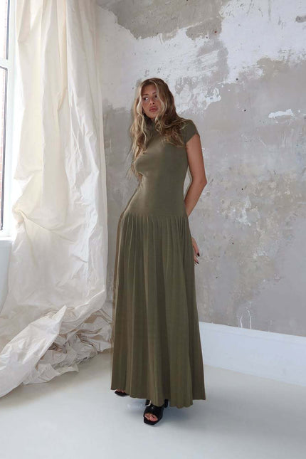 Long Dress – Sleek Look for Warm Evenings Out