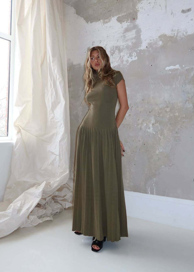 Long Dress – Sleek Look for Warm Evenings Out