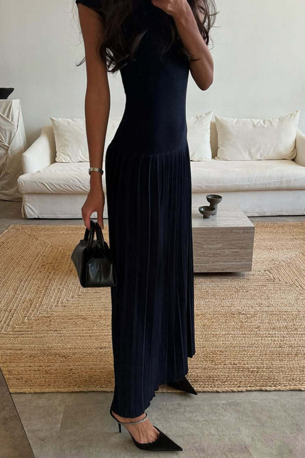 Long Dress – Sleek Look for Warm Evenings Out
