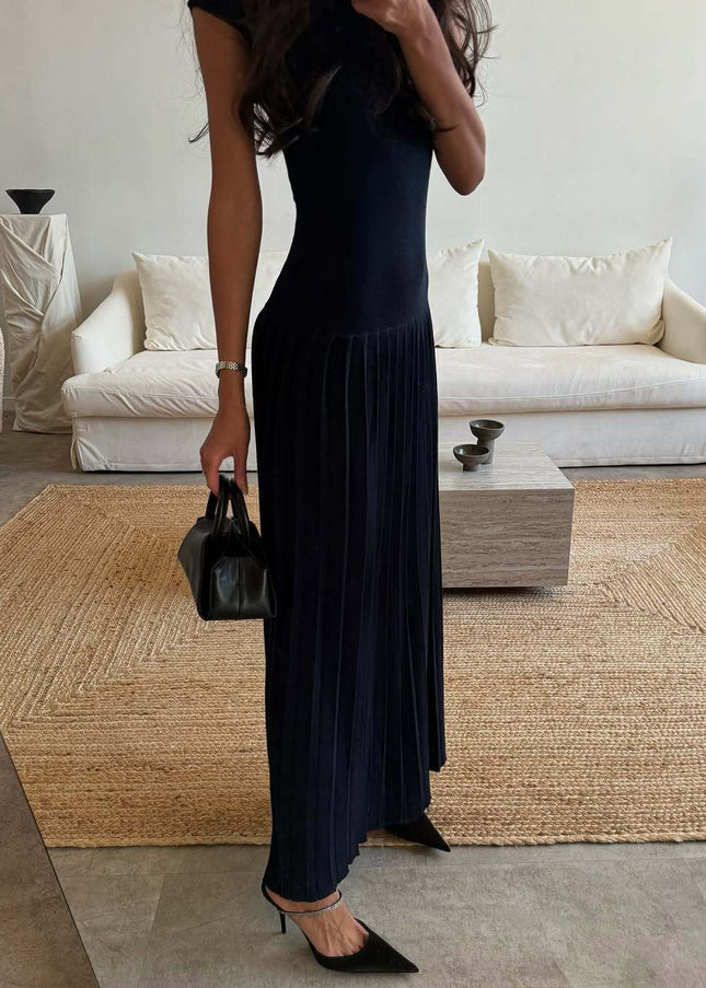 Long Dress – Sleek Look for Warm Evenings Out